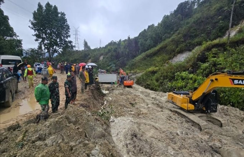 Danrem 023/Kawal Samudra Terjun Langsung Tinjau Penanganan Longsor Dan Pembukaan Akses Jalan.