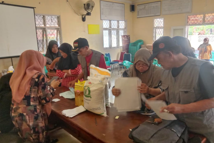 Desa Sahsahan Serang Banten Mulai Salurkan Bansos Minyak Goreng 4 Liter Dan Beras 20 Kg.