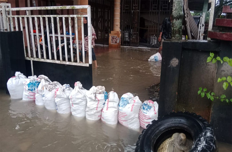 Diguyur Hujan Deras, Rumah Warga dan Jalan di Desa Sei Beluru Tergenang Air