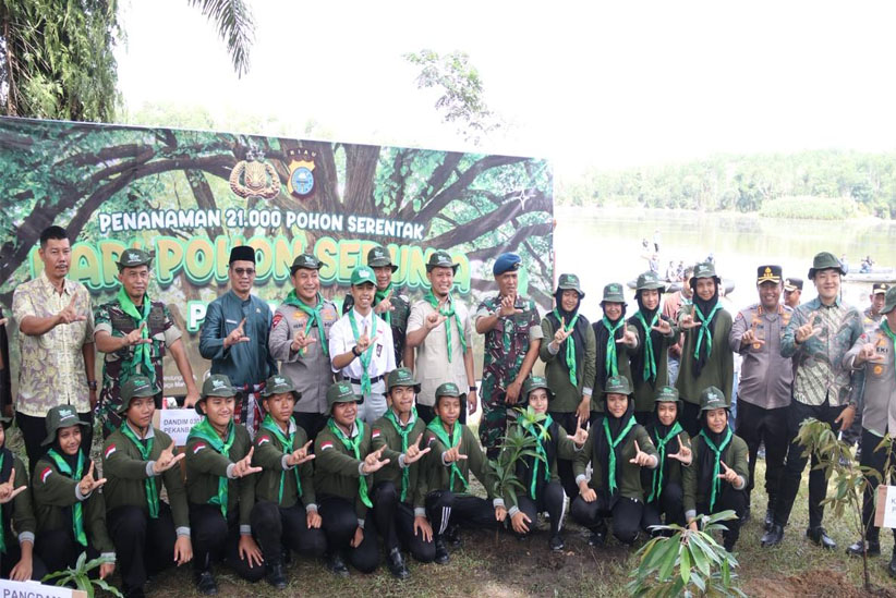 Kapolda Riau Bersama Polresta Pekanbaru Lakukan Penanaman 21.000 Pohon & Tebar 21.000 Bibit Ikan Di Danau Buatan Rumbai