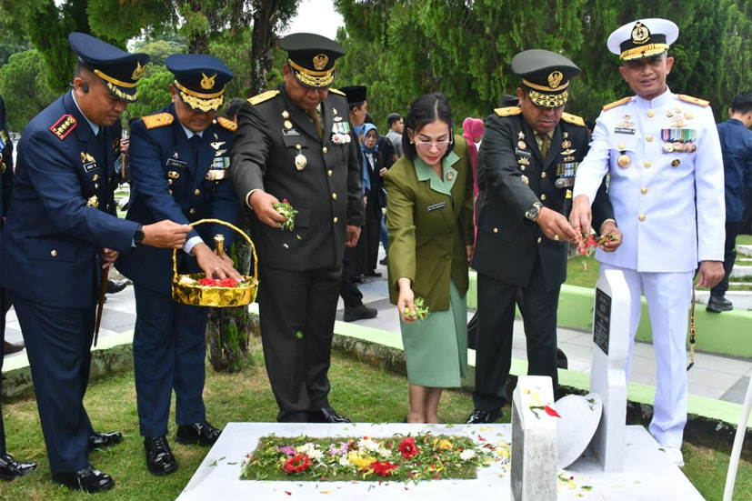 Kasdam I/BB Hadiri Upacara Ziarah Nasional Hari Pahlawan Di TMP Sisingamangaraja Medan