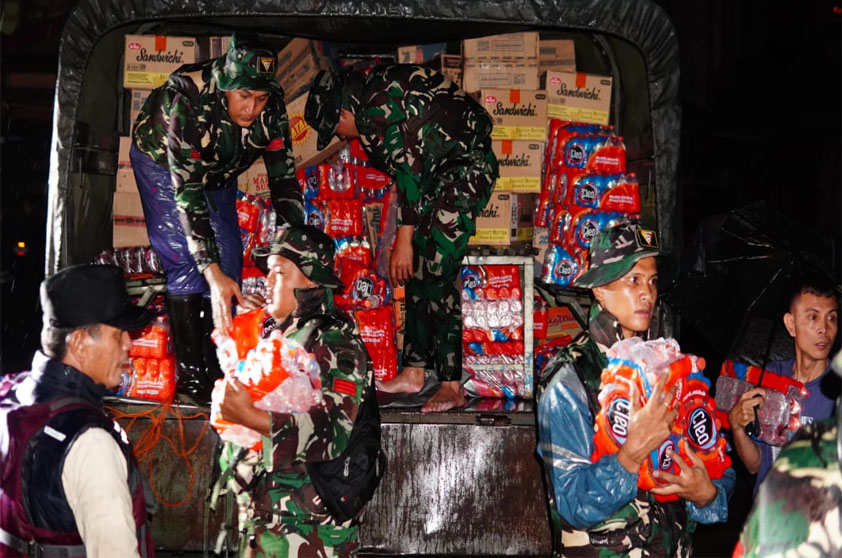 Kasdam I/BB Turun Langsung Meninjau Lokasi Banjir Serta Membagikan Sembako untuk Warga Terdampak