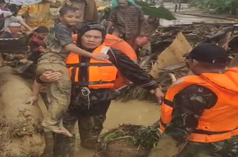 Koramil 01/BT Bantu Evakuasi Warga Terdampak Banjir di Batangtoru, Tapanuli Selatan