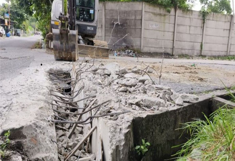 Pemko Pekanbaru Tunda Bayar Proyek, Kontraktor Hancurkan Kembali Jembatan Yang Sudah Berdiri