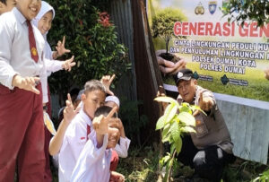 Polsek Dumai Kota Gelar Giat Penanaman Pohon Bersama Siswa MI Alfalah