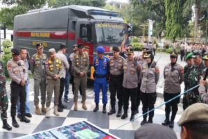 Polwan Polresta Pekanbaru Berikan Perhatian Humanis Kepada Masyarakat Yang Melakukan Aksi Unjuk Rasa