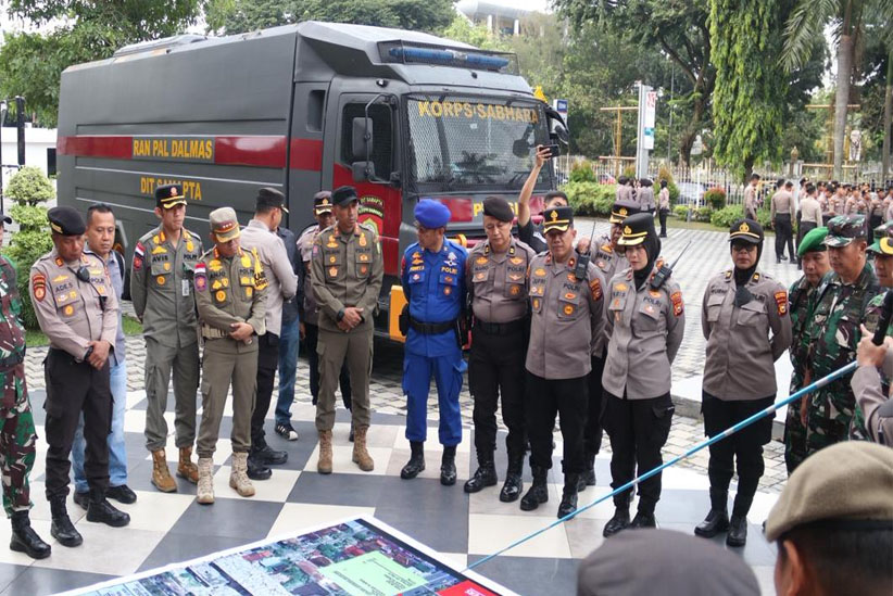 Polwan Polresta Pekanbaru Berikan Perhatian Humanis Kepada Masyarakat Yang Melakukan Aksi Unjuk Rasa