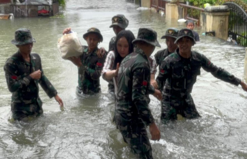 Prajurit Yonkav 6/NK Bantu Warga Yang Terjebak Banjir Di Asam Kumbang Medan
