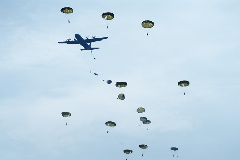 Ratusan Prajurit TNI Terjun Di Langit Morowali