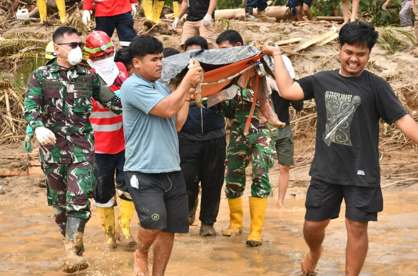 Satgas Penanggulangan Bencana Kodam I/BB Bersama Anggota Koramil 01/Batang Toru Kodim 0212/TS Evakuasi Korban Banjir Di Desa Garoga