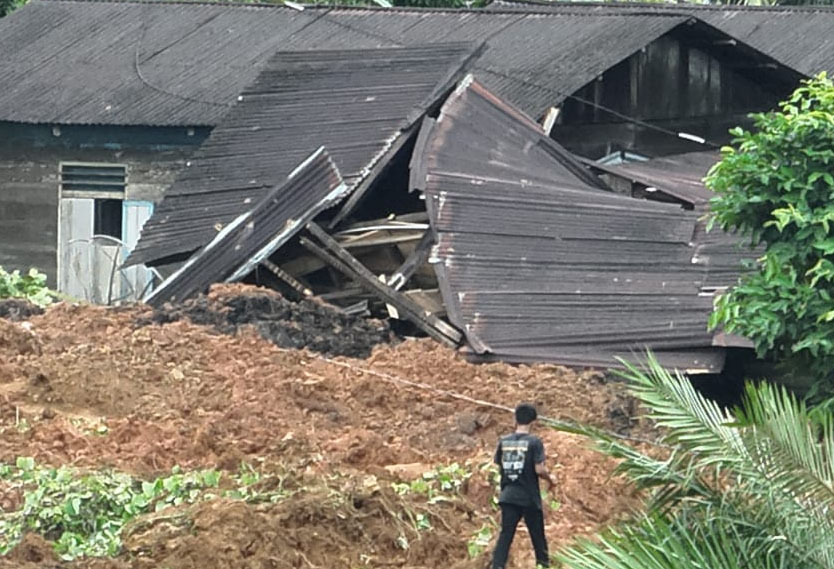 Tim Rescuer Kantor SAR Pekanbaru Bersama Tim SAR Gabungan terus berupaya melakukan Pencarian Korban Tanah Longsor.