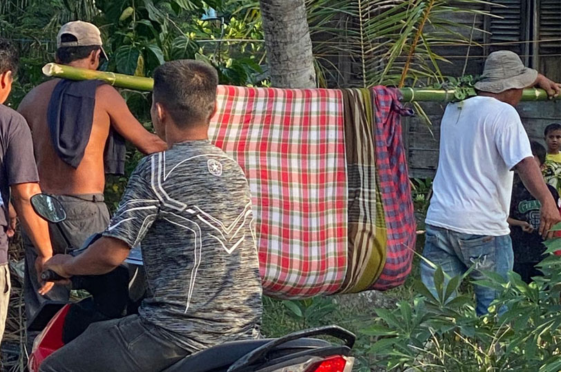 Warga Desa Sei Sembilang Di Asahan Yang Baru Melahirkan Terpaksa Harus Ditandu Karena Akses Jalan Yang Rusak Parah.