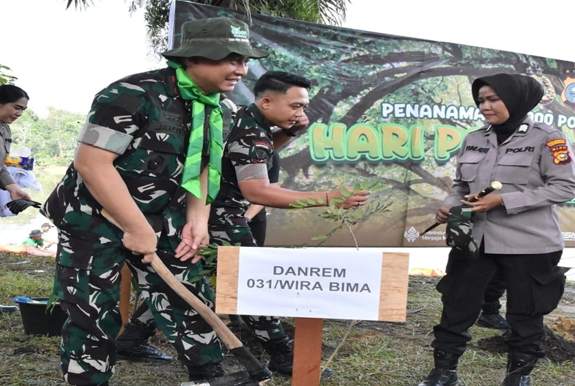 Wujud Sinergi TNI-Polri, Danrem 031/WB Dampingi Kapolda Riau Tanam 210 Pohon dan Tebar 2.100 Benih Ikan Patin