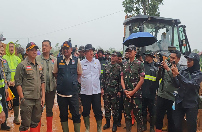 Yonzipur 1/DD Kerahkan Pasukan Dan Alat Berat Bersihkan Longsor Di Jalur Tarutung – Sibolga