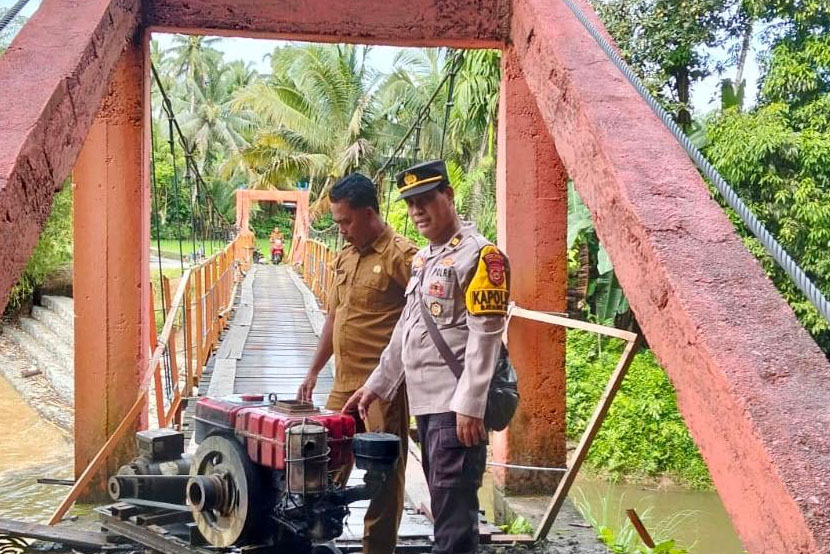 Bersama Warga, Jajaran Polsek Batang Asai Perbaiki Jembatan Rusak Penghubung Dua Desa