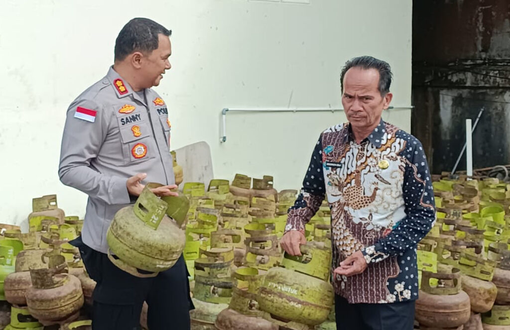 Jelang Nataru 2026, Bupati Sintang Kunjungi Beberapa Penyalur Gas Dan Sembako