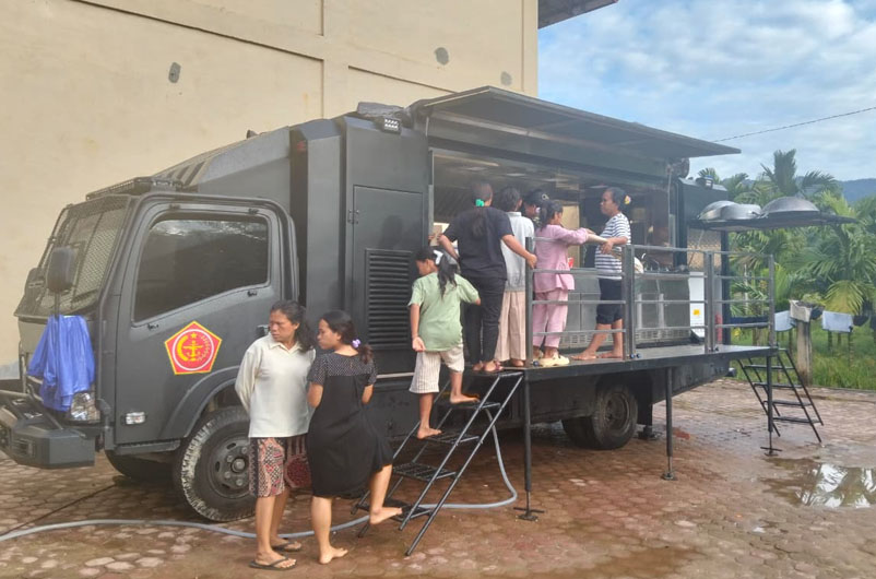 Kendaraan Dapur Lapangan Bantuan Panglima TNI Operasional Untuk Bantu Layani Warga Di Sibolga - Tapteng