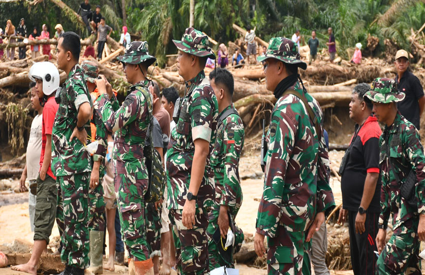 Kodam I/BB Bersama BNPB Serta Relawan Bangun Jembatan Darurat untuk Warga Terisolir Banjir Di Batang Toru