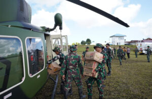 Kodam I/BB Melalui Satgas Bencana Yonif 122/Tombak Sakti Airdrop Beri Bantuan Di Dua Desa Terisolir Di Taput
