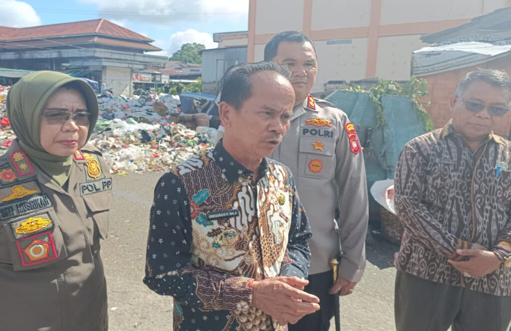 Masyarakat Keluhkan Sampah Di Pasar Sungai Durian Kab. Sintang