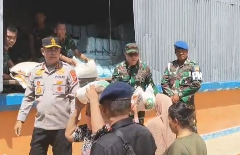 Pangdam I/BB dan Kapolda Sumut Awasi Langsung Pembagian Beras di Gudang Bulog Sibolga
