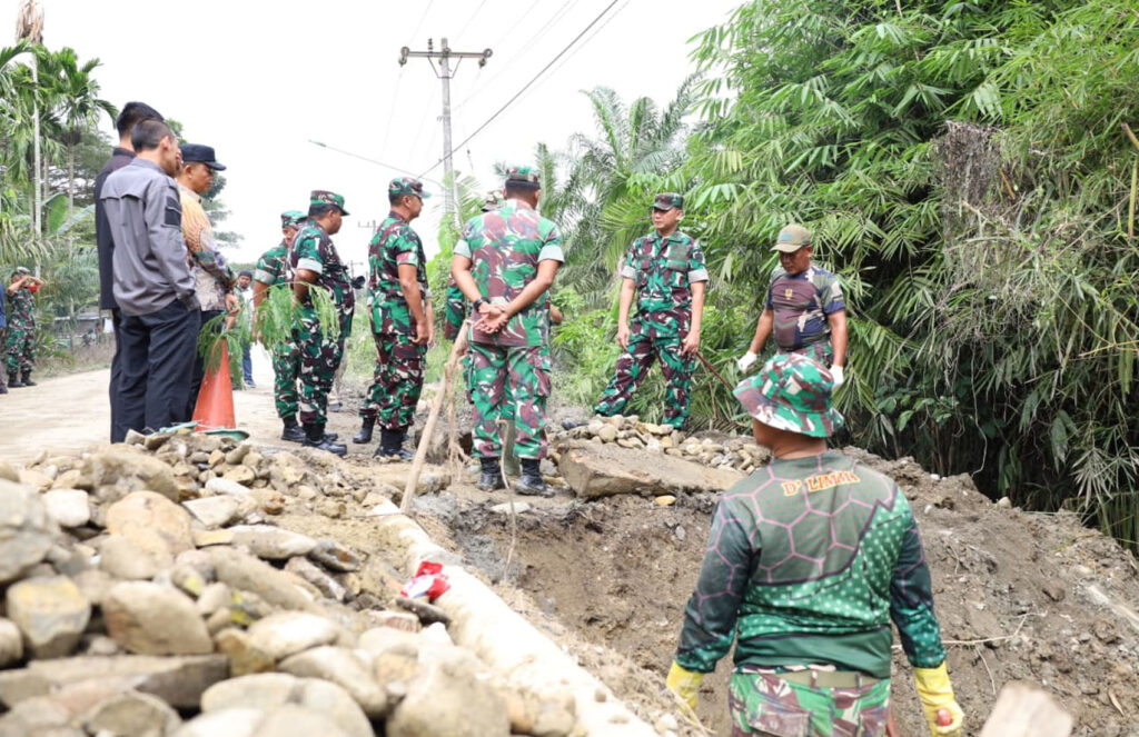 Pangdam l/BB Beserta Rombongan Tinjau Pembangunan Jembatan Aramco Di Kabupaten Langkat