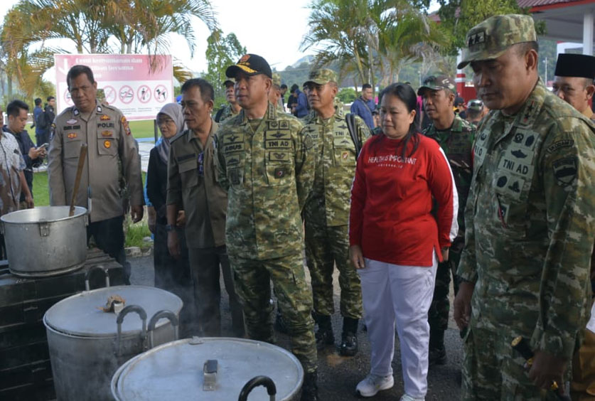 Panglima TNI Tinjau Dapur Lapangan Dan Warga Korban Banjir Dan Longsor di Tapanuli Tangah