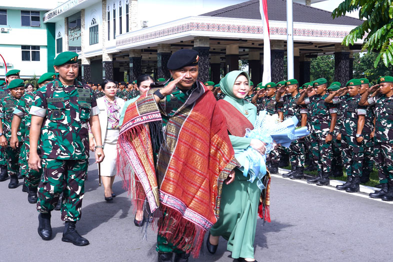 Pelepasan Mayjen TNI Rio Firdianto Dan Ibu Galuh Rio Firdianto Dilaksanakan Langsung Oleh Pangdam l/BB Mayjen Hendy Antariksa Bersama Ketua Persit KCK