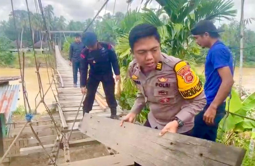 Polres Sarolangun Bersama Brimobda Bantu Perbaiki Jembatan Gantung Di Desa Teluk Kecimbung, Begini Kondisinya