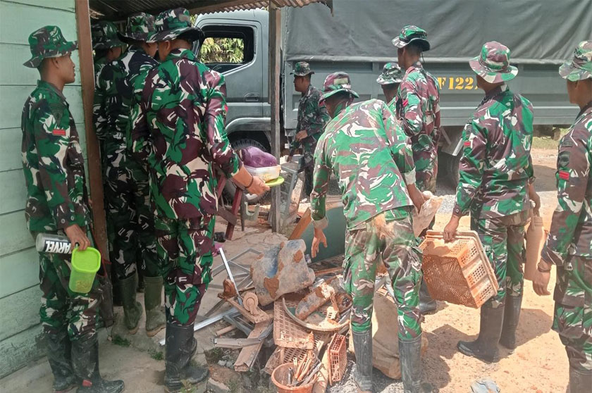 Satgas Gubencal Yonif 122/TS Melaksanakan Pembersihan Rumah Warga Akibat Longsor Di Desa Pagaran Pisang Kec Adian Koting