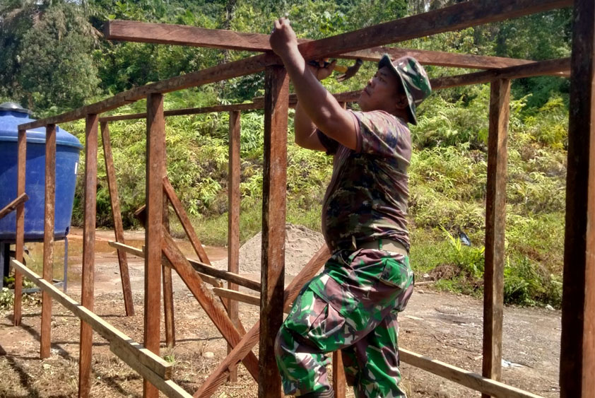 Satgas Gulbencal Kodam I/BB Bangun Fasilitas MCK untuk Pengungsi Di Desa Batu Hula
