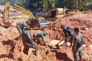 Satgas Gulbencal Kodam I/BB Bersihkan Akses Jalan Tarutung–Sibolga via Batu Lobang