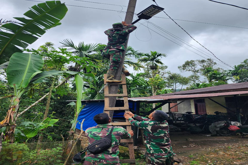 Satgas Gulbencal Kodam I/BB Pasang Lampu Tenaga Surya Di Lokasi Bencana Kecamatan Sitahuis