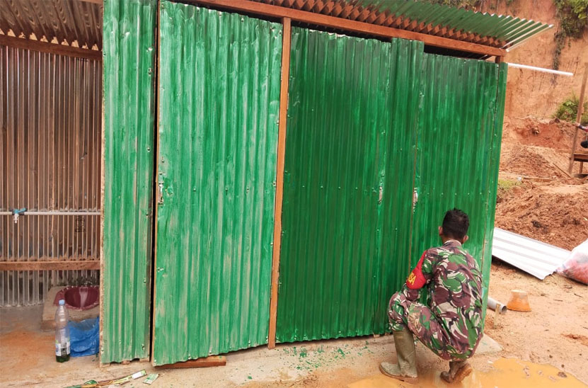 Satgas Gulbencal Kodam I/BB Rampungkan 4 Kamar MCK Di Pengungsian Kelurahan Hutanabolon Simpang Sipange