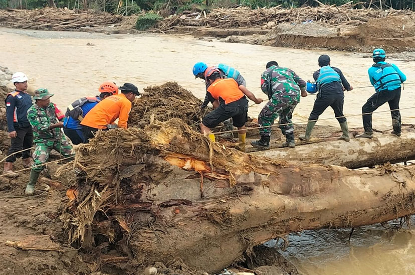 Satgas Gulbencal Kodam l/BB Bangun Jembatan Darurat Di Desa Garoga Akibat Banjir yang Terjadi Kembali
