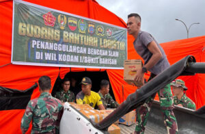 Satgas Gulbencal Yonif 122/TS Kodam l/BB Drop Logistik Jalur Udara Ke Dusun Parombunan Tapteng