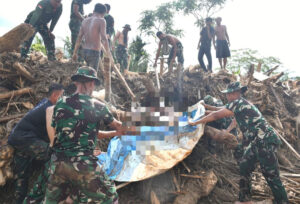 Satgas Penanggulangan Bencana Kodam I BB Evakuasi Jenazah Korban Banjir Di Desa Aek Nadol