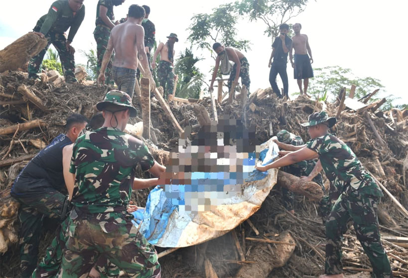 Satgas Penanggulangan Bencana Kodam I BB Evakuasi Jenazah Korban Banjir Di Desa Aek Nadol