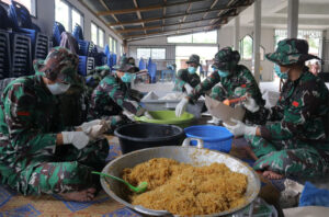 Satgas Yonif 122/TS Dirikan Dapur Lapangan Untuk Korban Longsor Di Adian Koting