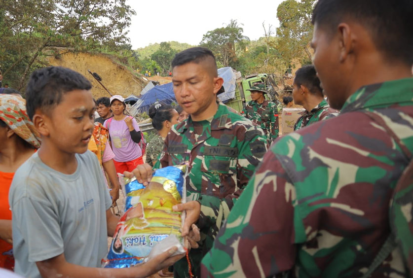 Satgas Yonif 122/TS Jalan Kaki Sejauh 5 Km Untuk Salurkan Bantuan Ke Desa Terisolir Di Sitahuis
