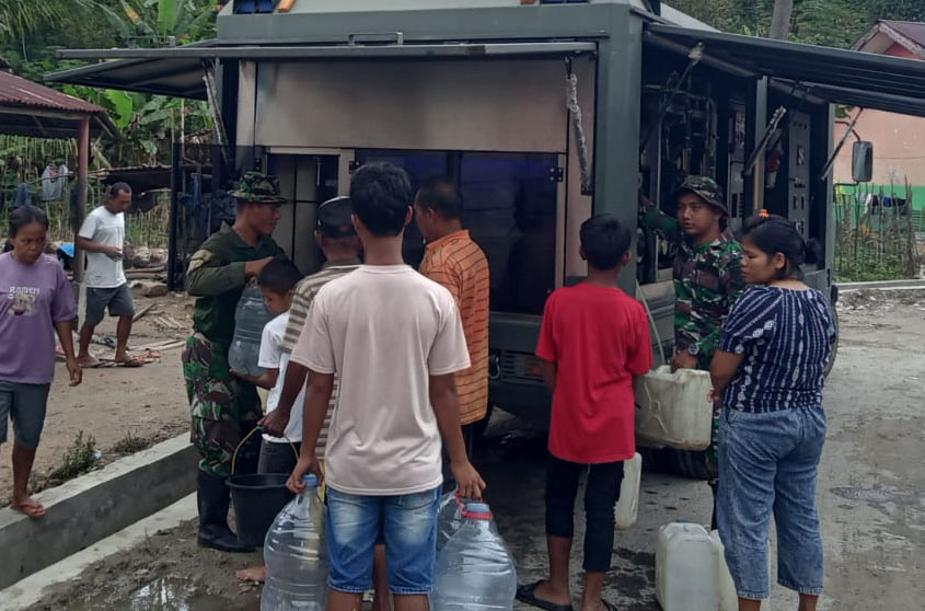 Satgas Yonzipur I/DD Gunakan Mobil RO Bantu Warga Terdampak Banjir Dan Longsor Di Taput