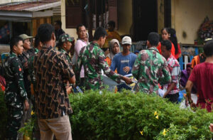 Tim Gulbencal Kodam I/BB Salurkan Bantuan Logistik Ke Masyarakat Dan Posko Pengungsian Di Batang Toru