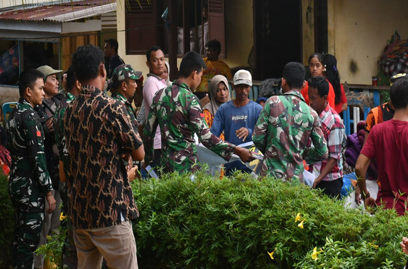 Tim Gulbencal Kodam I/BB Salurkan Bantuan Logistik Ke Masyarakat Dan Posko Pengungsian Di Batang Toru