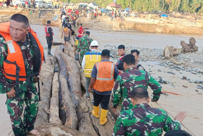 Tim Satgas Gulbencal Kodam I/Bukit Barisan Lanjutkan Perbaikan Jembatan Batang Toru Di Tapsel
