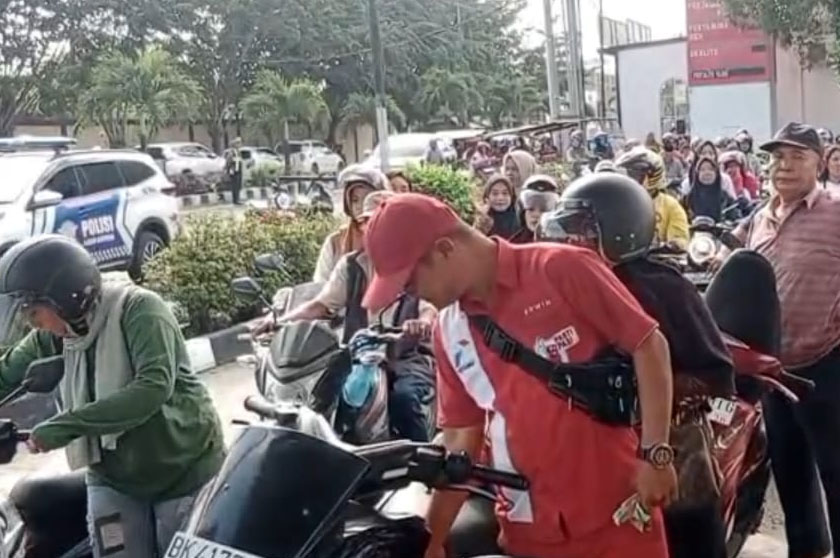 Warga Kota Kisaran Rela Antri Berjam Jam Untuk Mendapatkan Pasokan BBM