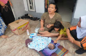 Bayi Laki – Laki Di Dalam Kardus Ditemukan Warga Dijalan Rajawali Pekanbaru, Begini Kondisinya