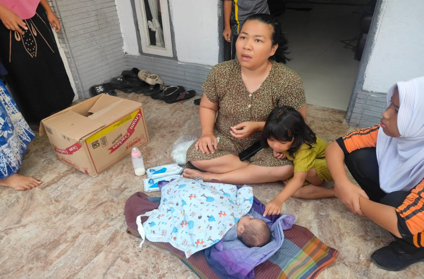 Bayi Laki – Laki Di Dalam Kardus Ditemukan Warga Dijalan Rajawali Pekanbaru, Begini Kondisinya