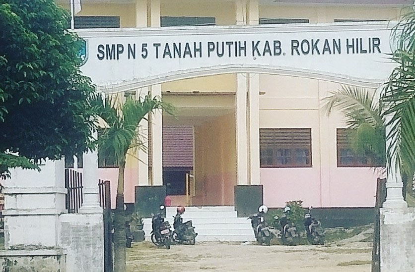 Dua Siswa SMPN 5 Tanah Putih Di Kabupaten Rohil Terancam Putus Sekolah Karena Kebijakan Kepseknya