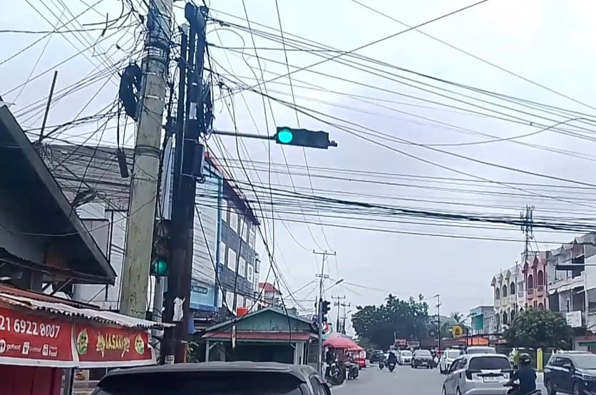 Keselamatan Warga Terancam, Jaringan Kabel Listrik Di Pekanbaru Dibiarkan Terpasang Semeraut