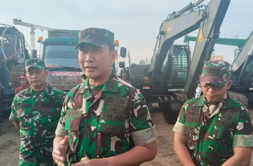 Mayjen TNI Hendy Antariksa Tinjau Kedatangan Kapal ADRI 48 Di Pelabuhan Belawan, Untuk Bantuan Penanggulangan Bencana